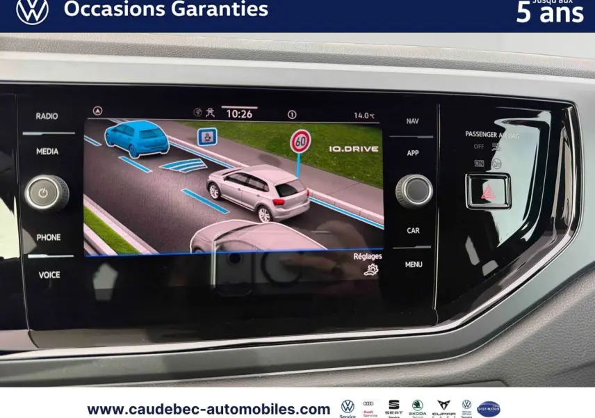Écran tactile de navigation Volkswagen Polo 2025 montrant l’aide au maintien de voie et la vitesse limitée à 60 km/h.