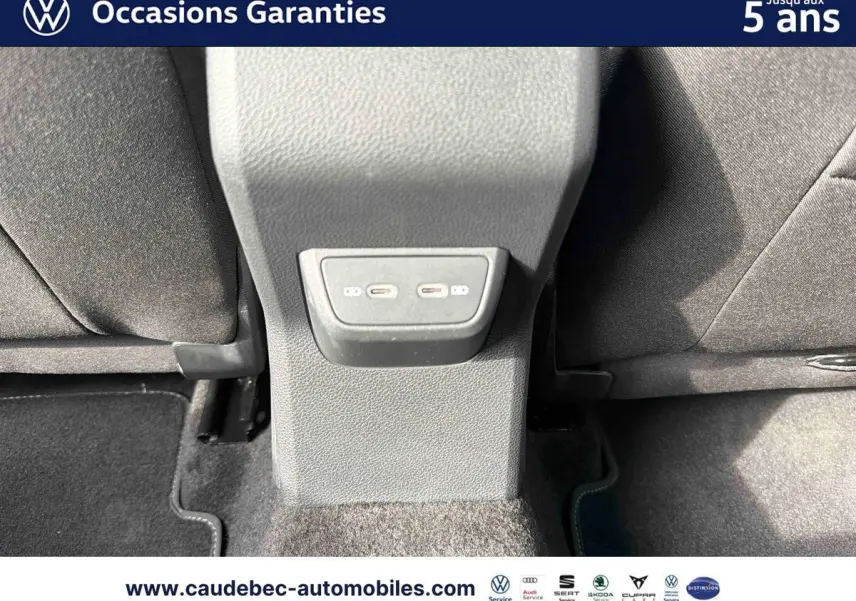 Prise USB-C double vue en gros plan entre les sièges arrière d'une Volkswagen Polo rouge 2025.