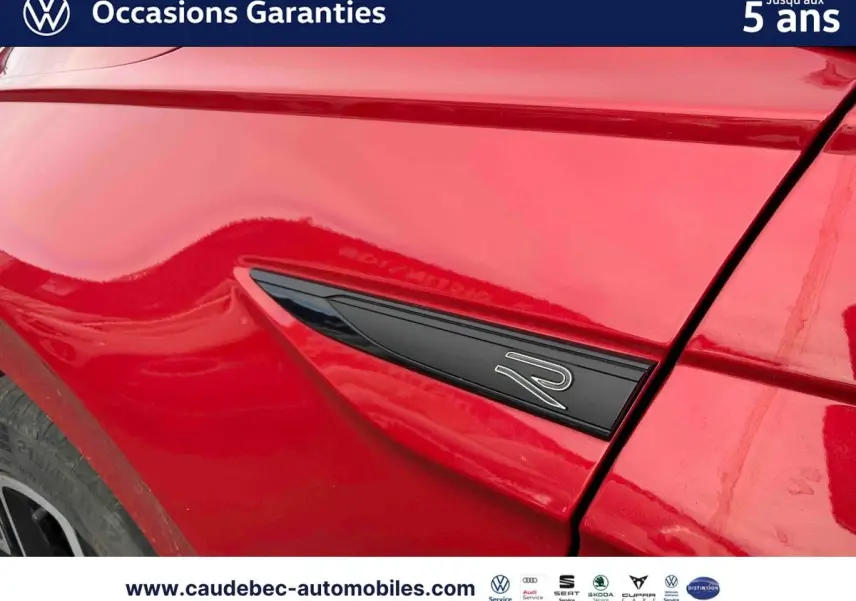 Détail du logo R sur l'aile avant gauche d'une Volkswagen Polo rouge 2025, finition sportive R-Line.