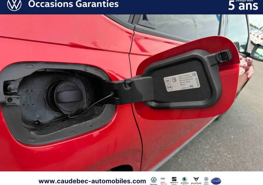 Vue latérale droite rapprochée du bouchon de réservoir ouvert sur une Volkswagen Polo rouge 2025.