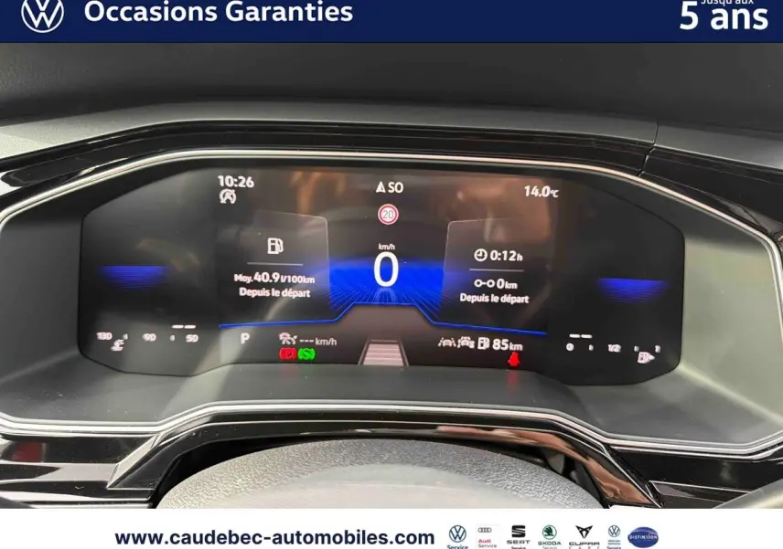 Vue du combiné d'instruments digital de la Volkswagen Polo 2025 affichant vitesse, autonomie et température extérieure.