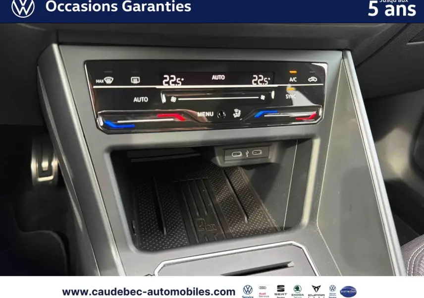 Console centrale de Volkswagen Polo rouge 2025 montrant la climatisation tactile bi-zone et ports USB-C.