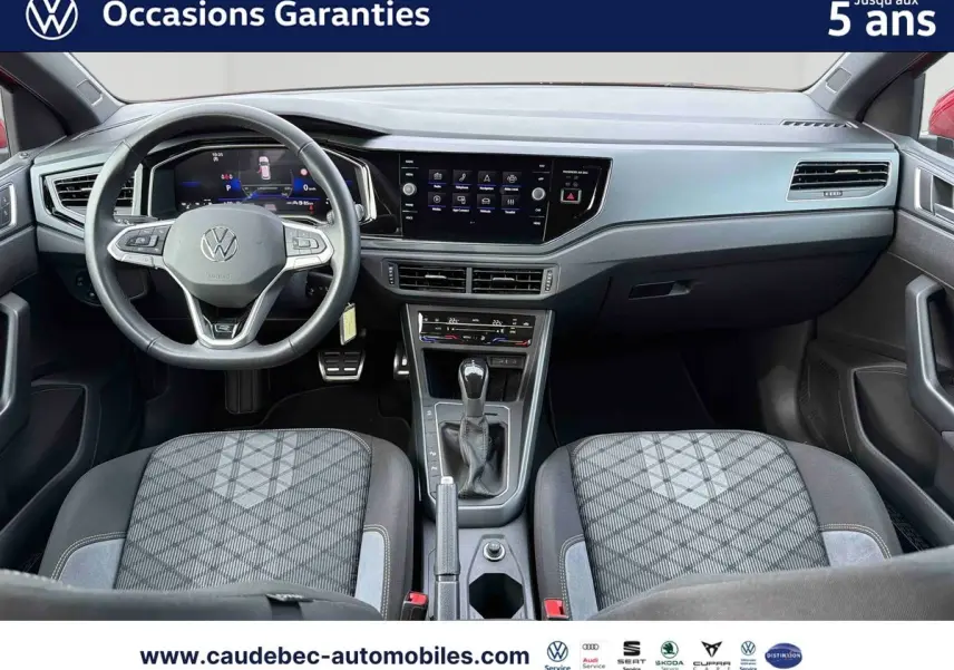 Intérieur avant de la Volkswagen Polo 2025, vue centrée sur le tableau de bord et volant cuir multifonctions.