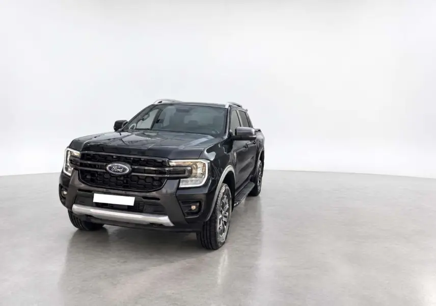 Ford Ranger 2026 noir agate vu en 3/4 avant droit, avec calandre noire et jantes alu 18 pouces visibles.