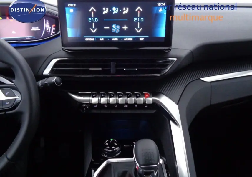 Intérieur Peugeot 3008 2023 en gris, vue centrée sur la console avec écran tactile et levier de vitesse manuel.