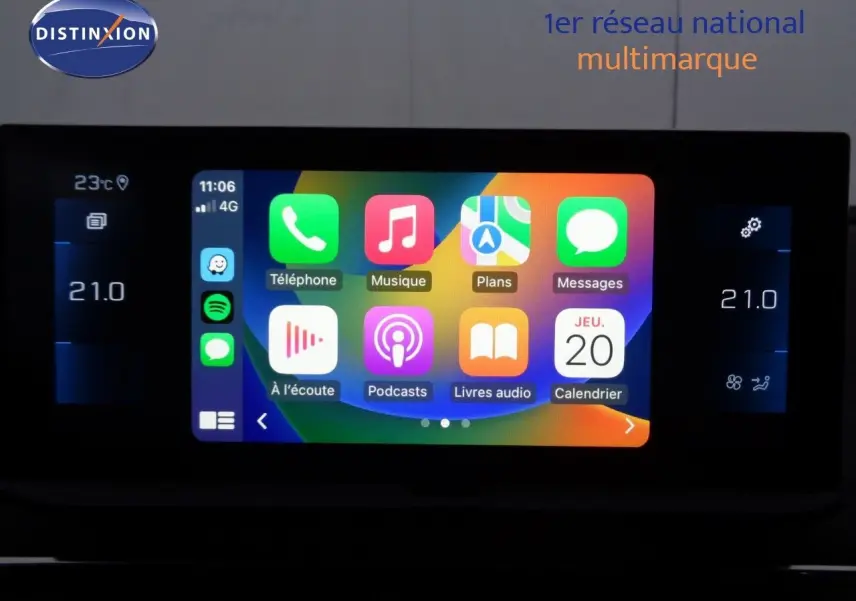 Vue avant du Peugeot 3008 gris Artense métallisé, mettant en valeur ses phares LED et sa calandre distinctive.