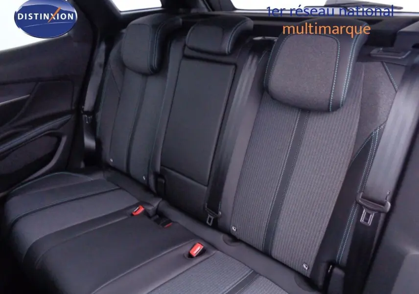 Vue intérieure sur la banquette arrière en cuir noir et tissu gris du Peugeot 3008 2023 finition Allure Pack.