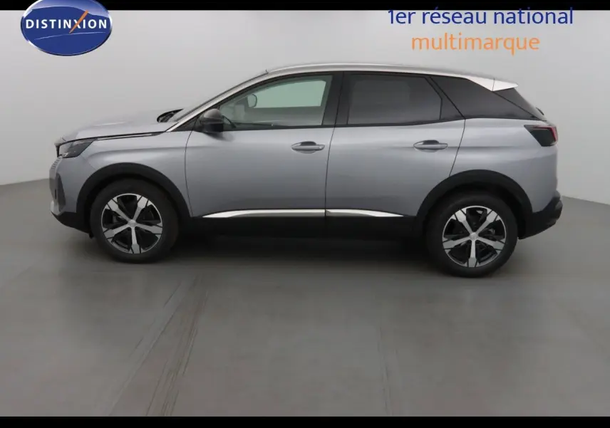 Profil côté gauche d'un Peugeot 3008 gris Artense métallisé avec toit noir et jantes bi-ton en studio.