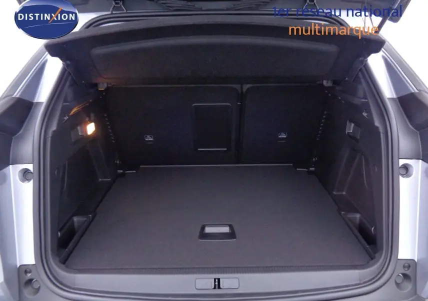 Coffre ouvert du Peugeot 3008 gris Artense Metal, montrant un espace de chargement spacieux et bien agencé.