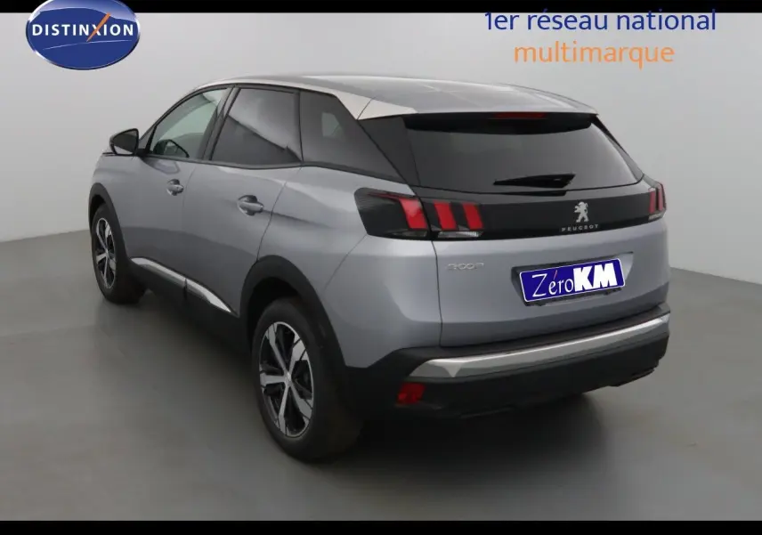 Peugeot 3008 gris Artense métal vu en 3/4 arrière droit, avec feux arrière à griffes rouges et toit noir contrasté.