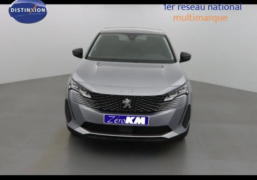 Vue frontale d'un Peugeot 3008 gris Artense métal avec calandre noire et phares LED allumés.