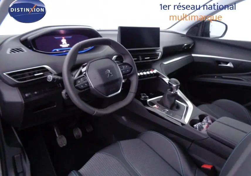 Vue intérieure du poste de conduite du Peugeot 3008 2023 avec volant compact, écran tactile central et sellerie noire.
