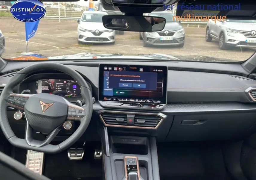 Intérieur noir du CUPRA Formentor 2.0 TDI 150 DSG7 vu de face, avec volant cuir multifonction et écran tactile central.