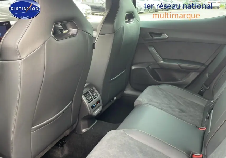 Vue intérieure arrière côté droit du CUPRA Formentor noir 2026, sièges sport en cuir et alcantara avec aérateurs centraux.