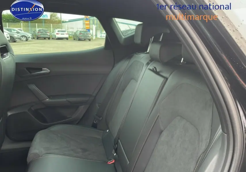 Vue intérieure côté arrière droit montrant la banquette noire en cuir et alcantara du CUPRA Formentor 2.0 TDI 2026.