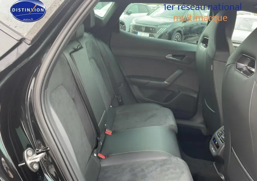 Vue intérieure côté gauche montrant la banquette arrière noire en cuir et alcantara du CUPRA Formentor 2.0 TDI 150 DSG7 2026.
