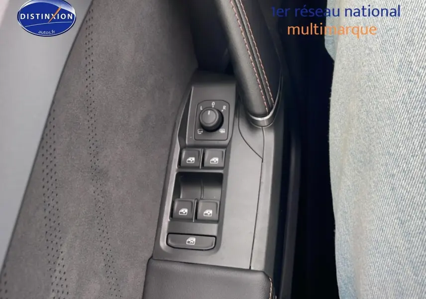 Gros plan sur la commande des vitres et rétroviseurs côté conducteur d'une CUPRA Formentor noir, intérieur tissu et cuir.