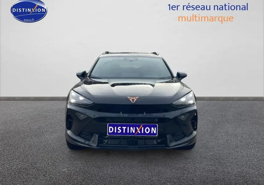 Vue de face du CUPRA Formentor noir 2026 avec logo cuivré et calandre sportive sur fond neutre.