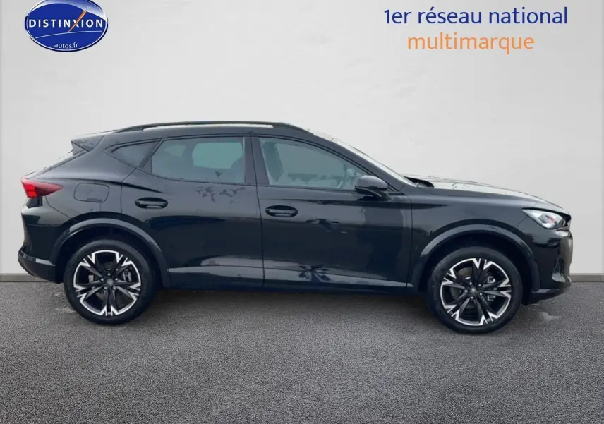 Profil côté gauche du CUPRA Formentor noir 2026 avec jantes 19 pouces et barres de toit visibles.