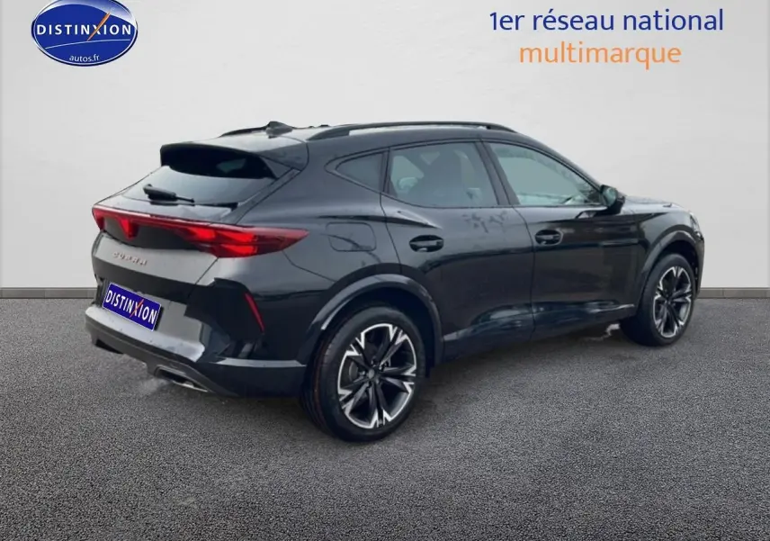 Vue 3/4 arrière droite d'un CUPRA Formentor noir 2026 avec jantes 19 pouces et feux arrière LED distinctifs.