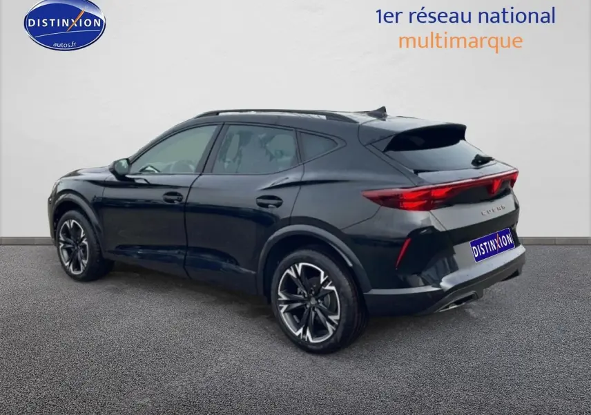 Vue 3/4 arrière côté gauche du SUV CUPRA Formentor noir avec jantes 19 pouces et feux arrière LED allumés.