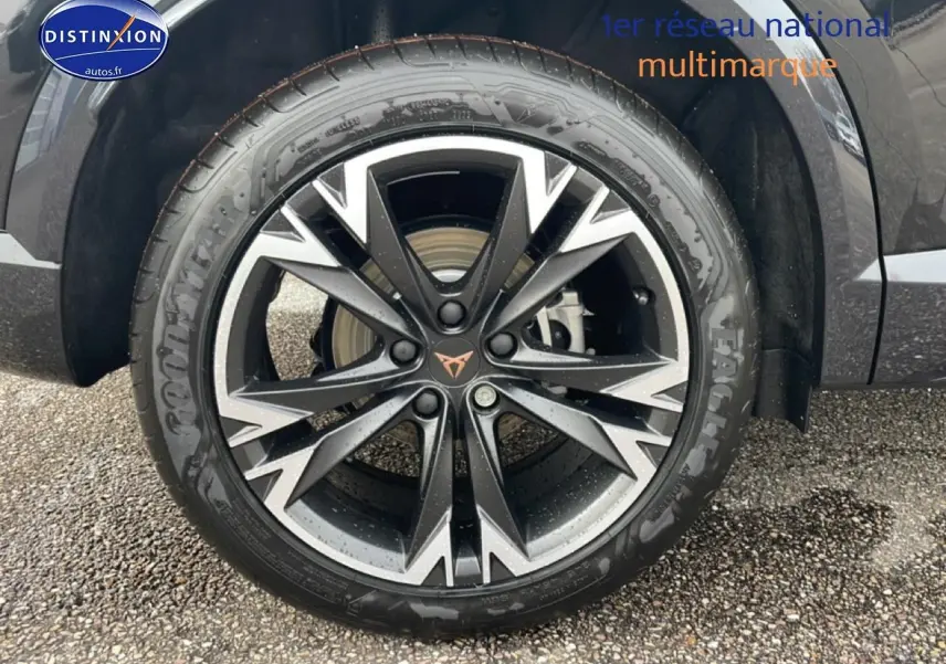 Gros plan sur la roue avant droite noire avec jante alliage 19 pouces au design géométrique du CUPRA Formentor noir.