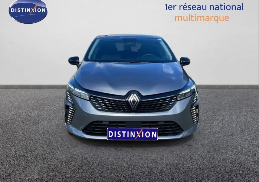 Vue frontale d'une Renault Clio 2025 gris schiste métal avec calandre noire et feux LED verticaux distinctifs.