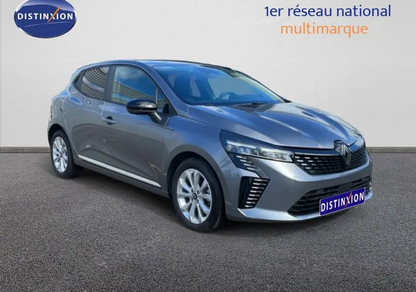 Renault Clio 2025 gris schiste métal vue 3/4 avant droit, avec calandre moderne et jantes alliage 16 pouces.