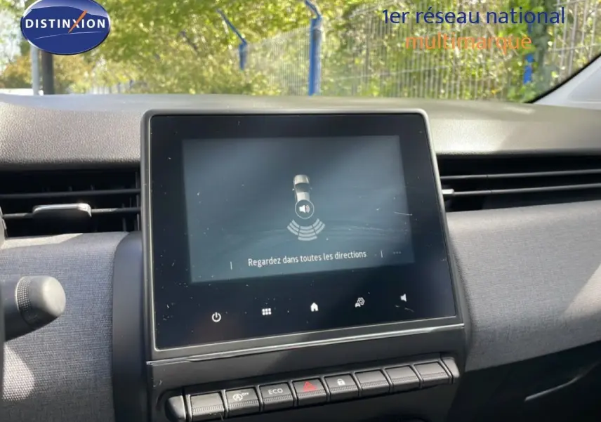 Vue rapprochée de l’écran tactile central de la Renault Clio gris schiste 2025 avec commandes et tableau de bord tissu gris.