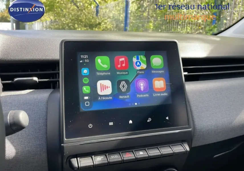 Vue rapprochée de l’écran tactile central de la Renault Clio 2025 avec interface connectée et tableau de bord gris.