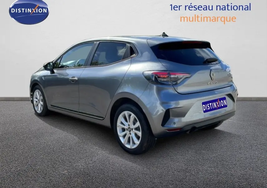 Vue 3/4 arrière droite d'une Renault Clio 2025 gris schiste métal avec jantes alliage et vitres teintées.