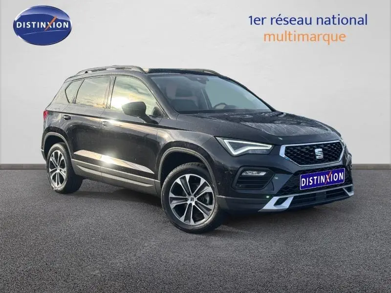 SEAT Ateca noir métal vu en 3/4 avant droit, avec jantes alu et feux LED distinctifs.