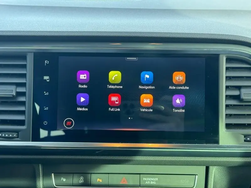 Écran tactile central du tableau de bord du SEAT Ateca 2024, affichant les menus multimédias et navigation.