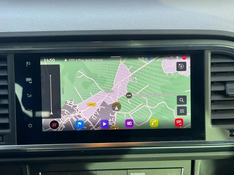 Écran tactile central du tableau de bord du SEAT Ateca 2024 affichant la navigation GPS en couleur.