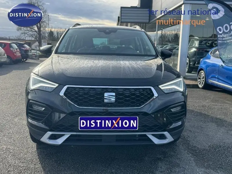Vue avant d'un SEAT Ateca 2024 noir métallique avec calandre hexagonale et phares LED anguleux.