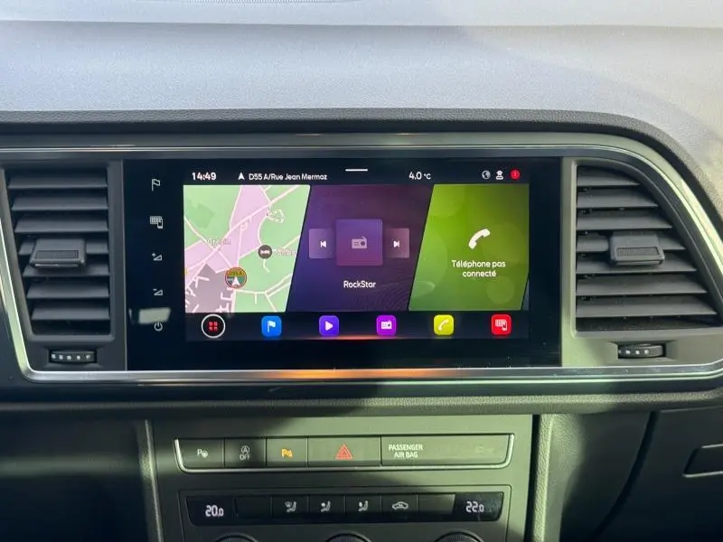 Écran tactile central du tableau de bord du SEAT Ateca noir, affichant GPS et interface multimédia.