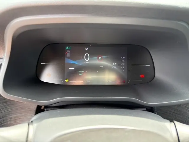 Gros plan sur le combiné d'instruments numérique du Nissan Primastar 2025 affichant la vitesse et indicateurs eco.