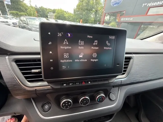 Écran tactile central de 20,3 cm du tableau de bord du Nissan Primastar 2025, avec commandes climatisation et démarrage.