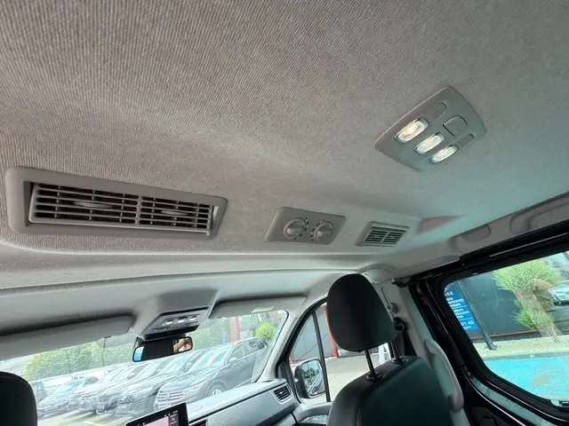 Vue intérieure du plafond arrière du Nissan Primastar noir 2025, montrant les aérations et éclairages intégrés.
