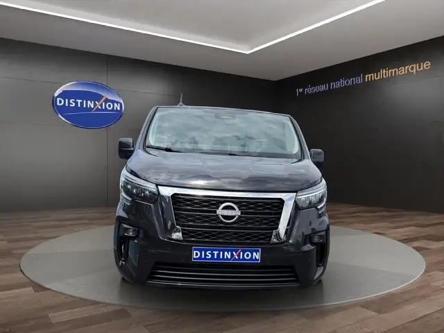 Vue frontale d'un Nissan Primastar noir 2025 avec calandre chromée et logo Nissan bien visible.