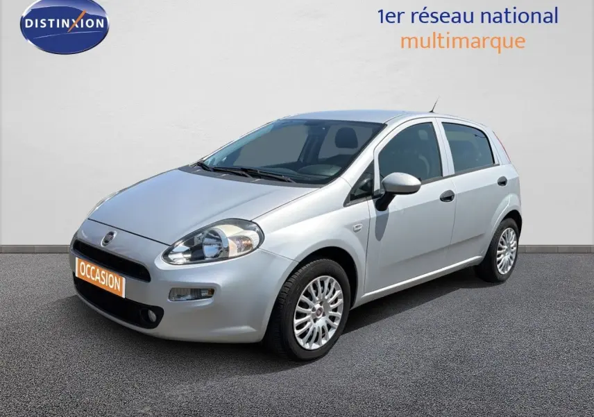 Vue 3/4 avant droite d'une Fiat Punto Street gris argent 2016, compacte cinq portes avec jantes alliage.