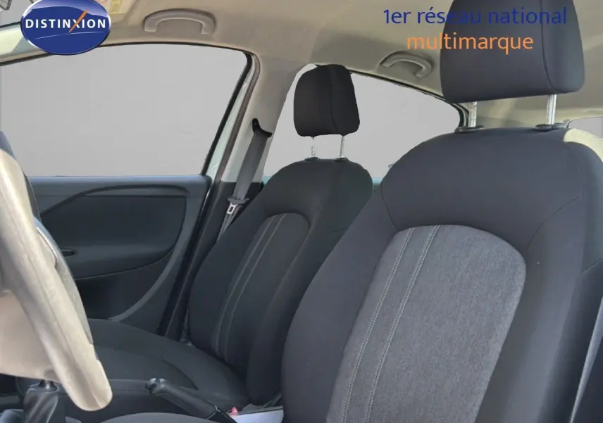 Vue intérieure côté conducteur montrant les sièges avant en tissu noir et gris de la Fiat Punto Street 2016.