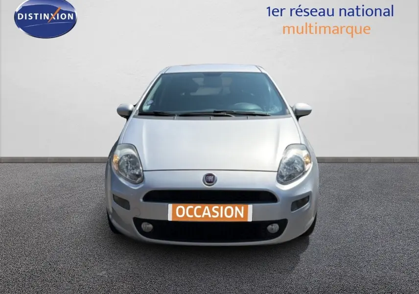 Vue frontale d'une Fiat Punto Street 2016 gris argent avec plaque "OCCASION" et phares allumés.