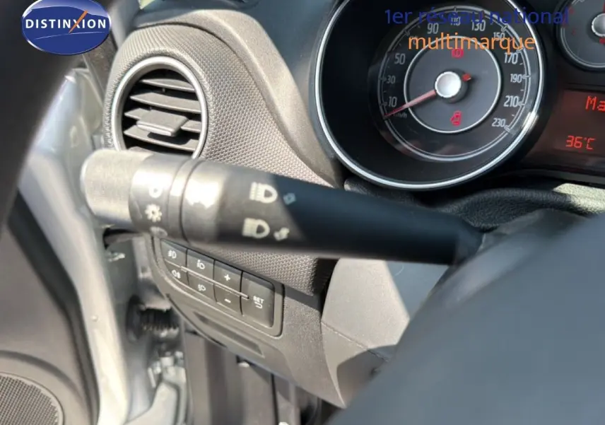 Détail du commodo d'éclairage et tableau de bord de la Fiat Punto Street gris argent vue côté gauche.