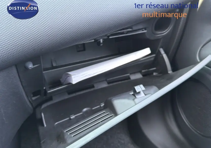 Gant de boîte à gants ouvert côté passager dans une Fiat Punto gris argent de 2016.