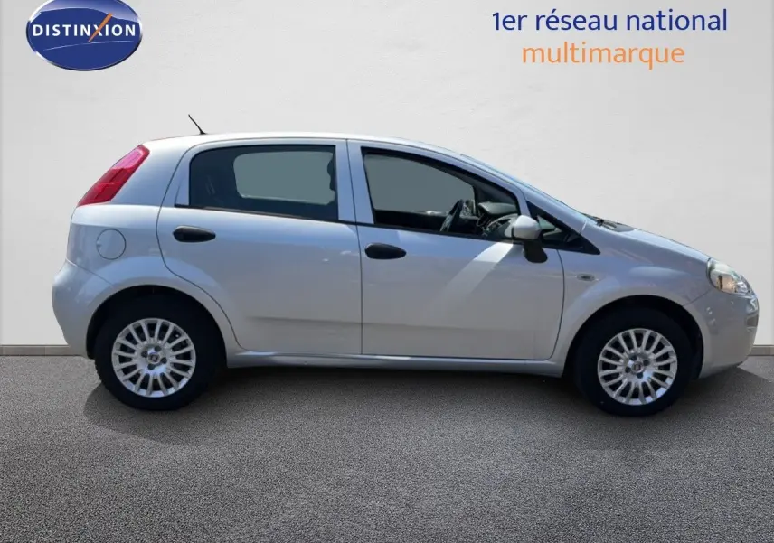 Vue de profil côté gauche d'une Fiat Punto Street gris argent 5 portes avec jantes alliage et rétroviseurs électriques.