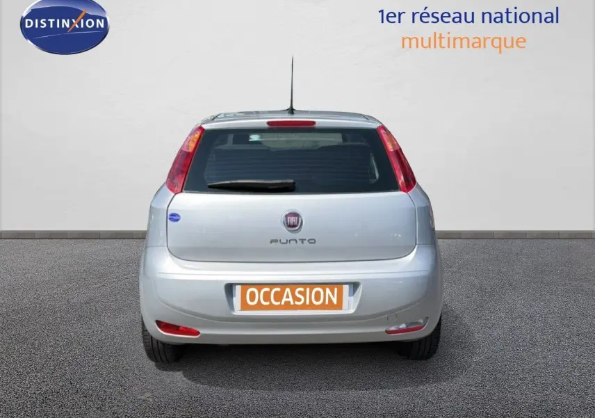 Vue arrière d'une Fiat Punto Street gris argent de 2016, avec plaque "OCCASION" et feux arrière verticaux rouges.