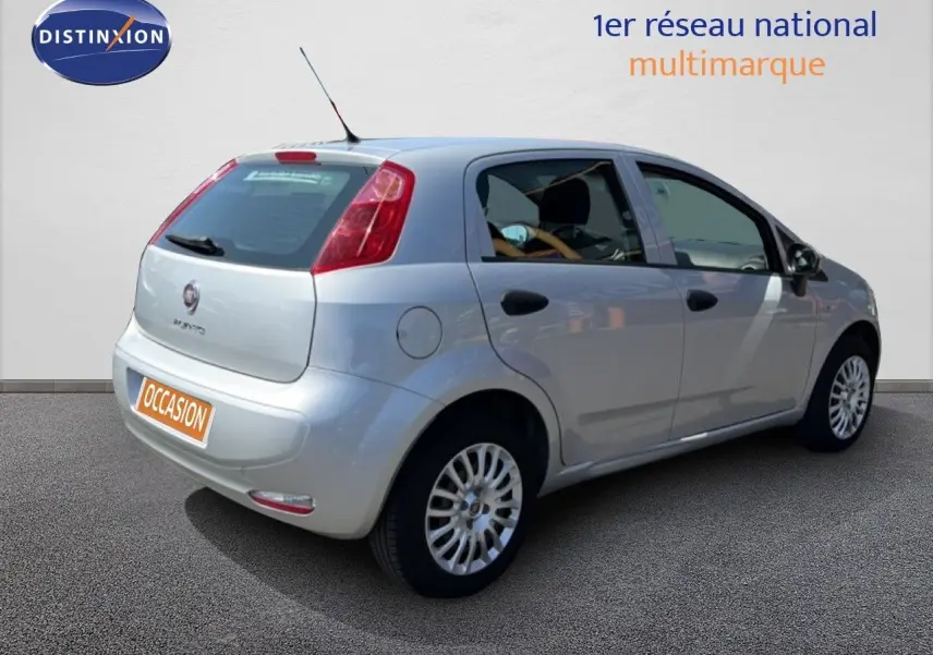 Vue 3/4 arrière droite d'une Fiat Punto Street gris argent 5 portes avec jantes alliage et rétroviseurs électriques.