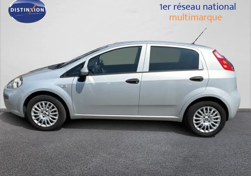 Profil côté gauche d'une Fiat Punto Street gris argent 5 portes de 2016 avec jantes alliage et vitres teintées.