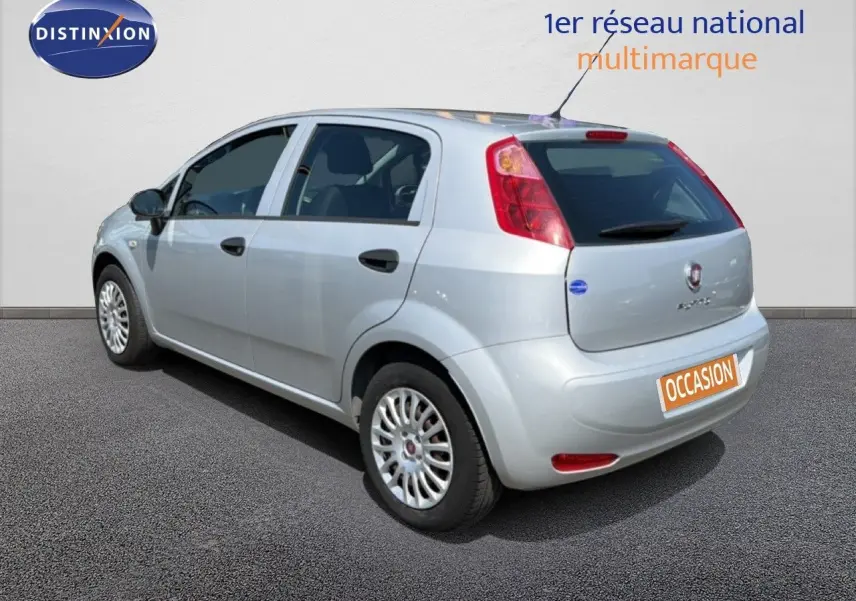 Vue 3/4 arrière droite d'une Fiat Punto Street gris argent 5 portes, avec jantes alliage et feux arrière rouges.